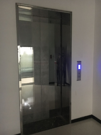 火灾发生时，电梯的电源切断及报警联